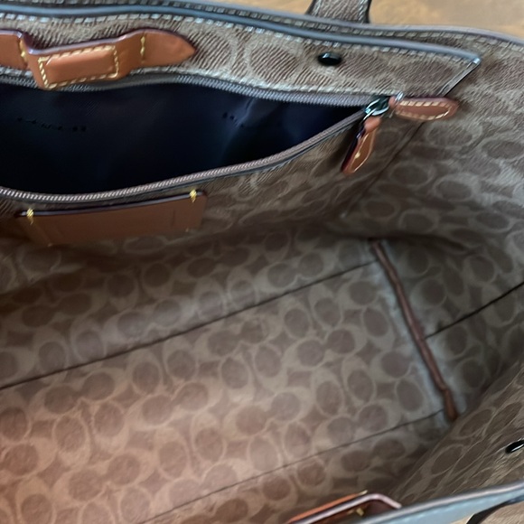 Coach tote handbag in grey color with signature coach interior - Picture 5 of 15